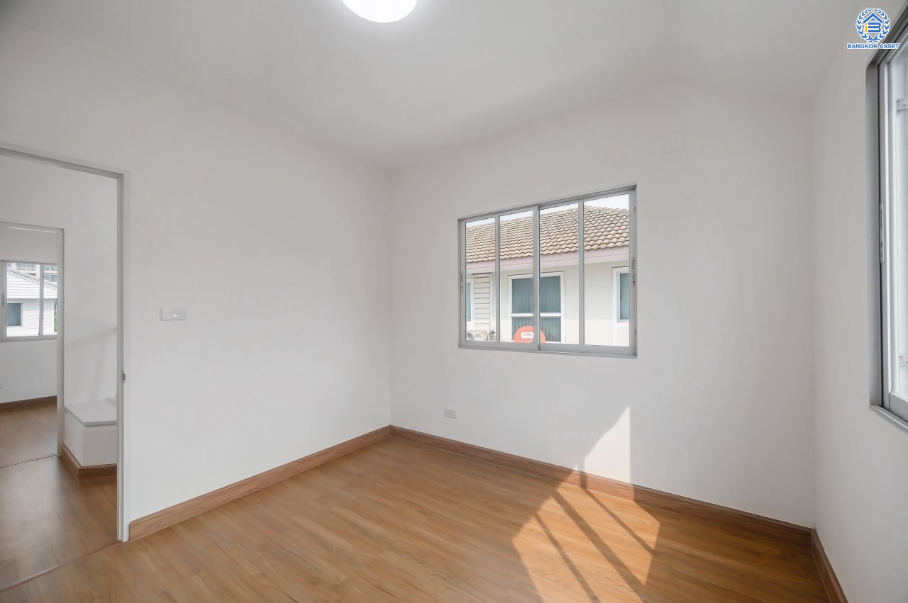 บ้านมือสองตกแต่งใหม่ โครงการ พฤกษ์ลดา พุทธสาคร หลังมุม จากแบรนด์ LH บนเนื้อที่ 54.5 ตร.ว. พื้นที่ใช้สอย 153.89 ตร.ม. ฟังก์ชัน 3 ห้องนอน 2 ห้องน้ำ จอดรถได้ 2 คัน เชื่อมต่อถนนเพชรเกษม, ถนนพุทธมณฑลสาย4, ถนนบรมราชชนนี ใกล้รถไฟฟ้าสายสีน้ำเงิน "สถานีหลักสอง" และ The Mall บางแค